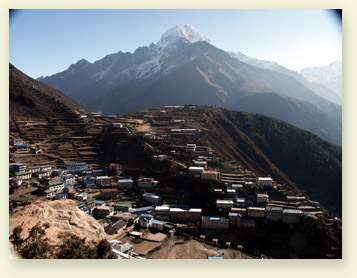 Поселок Намче-базар. Высота 3400 м. Предгорья Эвереста, Непал.