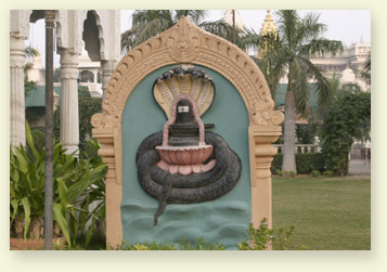 Йони-линга в индуистском храмовом комплексе. Дели, Индия.